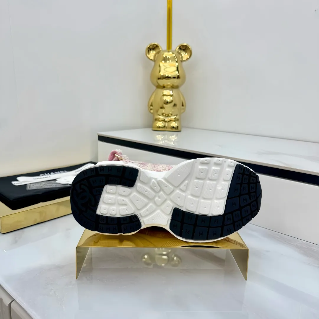 👟👟Ex-factory price 640👟👟 Top version... Chanel｜Chanel Xiaoxiang Velcro Beach Slippers Slippers Casual Beach Shoes 25ss Spring and Summer New Style! Beach shoes are a hit all over the internet! The latest model from the counter, I am still willing to buy it on my feet. It must be ranked among the most popular models. It is invincible in all seasons. Various bloggers and Internet celebrities can see the matching styles. Highly recommended. Pearlescent sheepskin upper, sheepskin lining, suede for feet. Original open-molded TPU outsole size: 35-40 (customized for 40 and 41). Full set of original packaging 👉 👉 👉